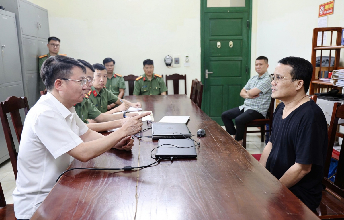 Thiếu tướng Nguyễn Minh Tuấn, Giám đốc Công an tỉnh Phú Thọ, trực tiếp xét hỏi đối tượng liên quan trong vụ án. Ảnh: CAPT.