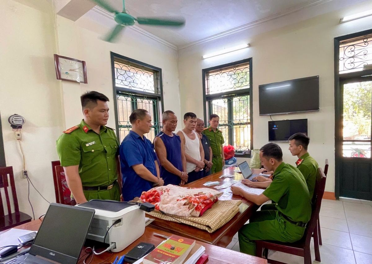 Các đối tượng tham gia đánh bạc. Ảnh CAPT.