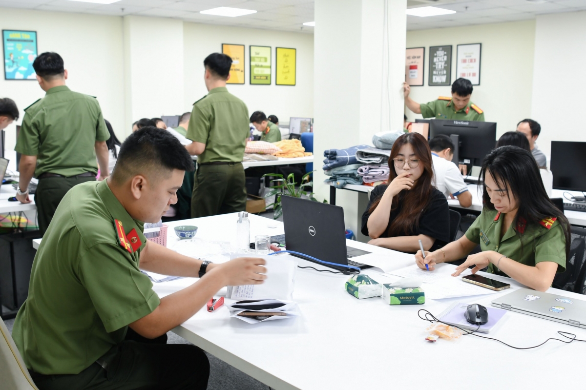 Căn cứ kết quả điều tra, Cơ quan An ninh điều tra Công an tỉnh Phú Thọ đã khởi tố vụ án, khởi tố 20 bị can về các hành vi: “Vi phạm quy định về kinh doanh theo phương thức đa cấp” và “Sử dụng mạng máy tính, phương tiện điện tử thực hiện hành vi chiếm đoạt tài sản” theo Điều 217a và Điều 290- BLHS. Ảnh: CAPT.