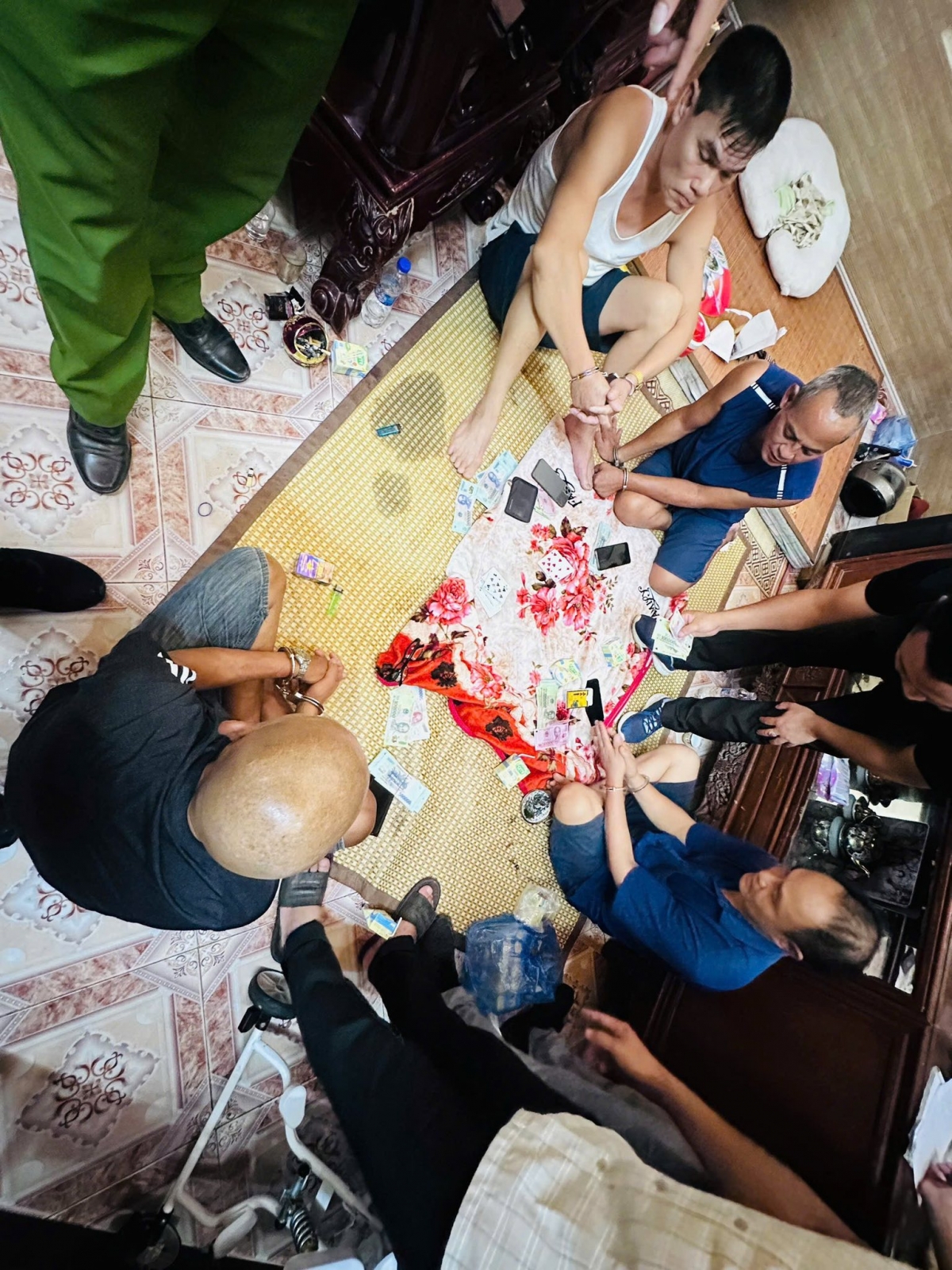 Công an xã Hạ Hoà bắt giữ vụ đánh bạc, thu giữ số tiền 34,1 triệu đồng ngay trong ngày đầu ra quân thực hiện đợt cao điểm. Ảnh CAPT.