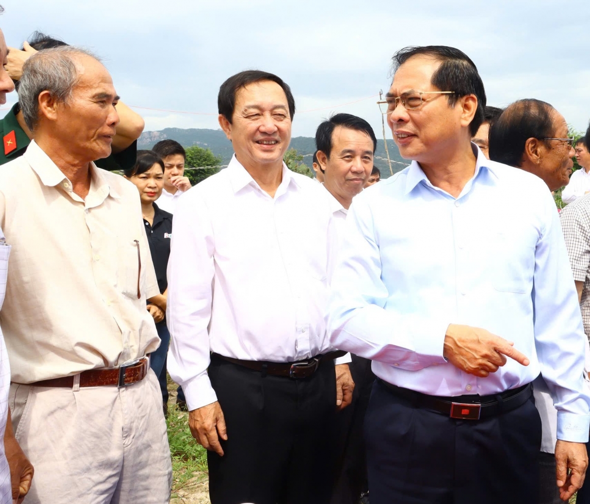 Phó Thủ tướng Bùi Thanh Sơn (ngoài cùng bên phải) trò chuyện với người dân khu vực xây dựng Nhà máy điện hạt nhân