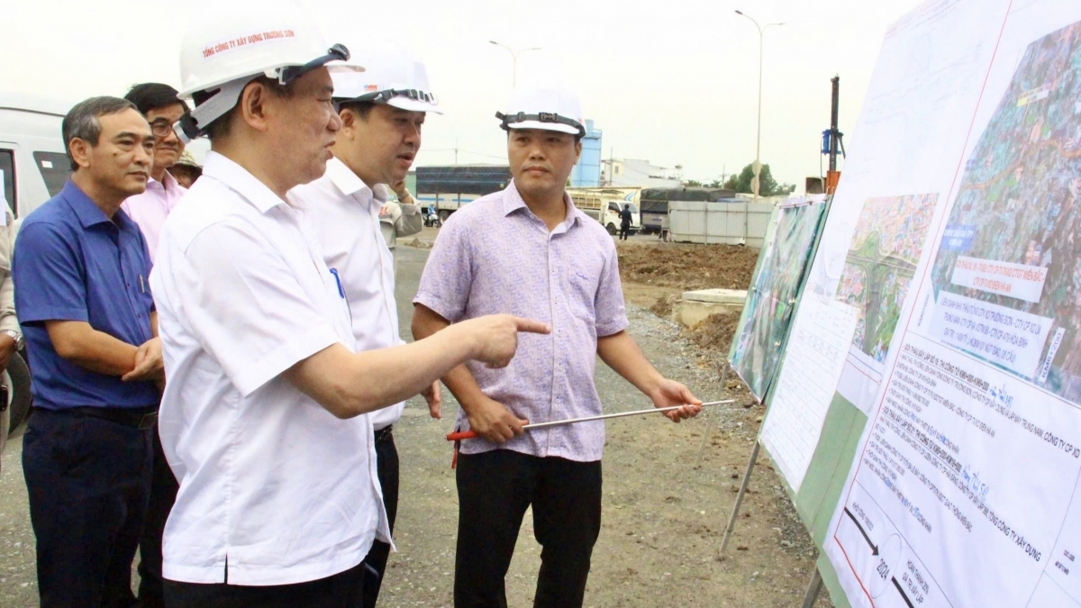 Phó Thủ tướng tại buổi kiểm tra (Ảnh: Minh Tuệ)