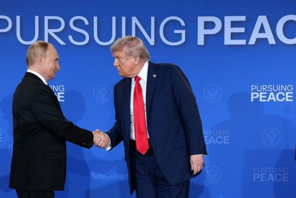 Ông Putin và ông Trump bắt tay tại hội nghị thượng đỉnh. Ảnh: Reuters