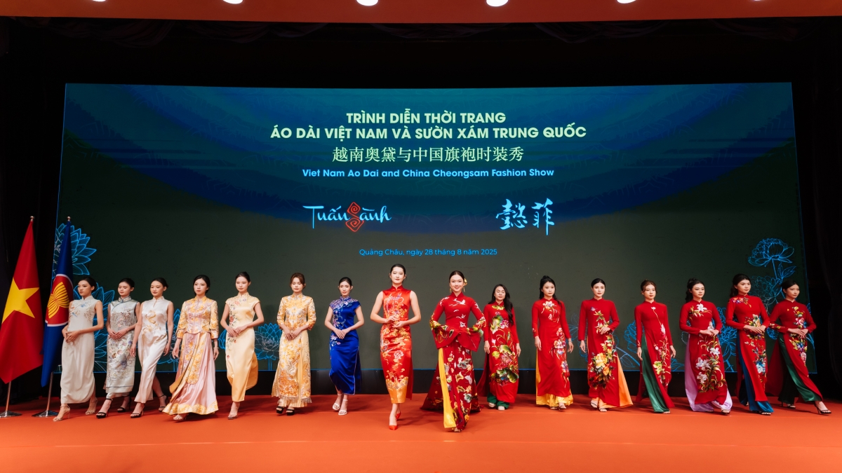 Màn trình diễn Áo dài gây ấn tượng