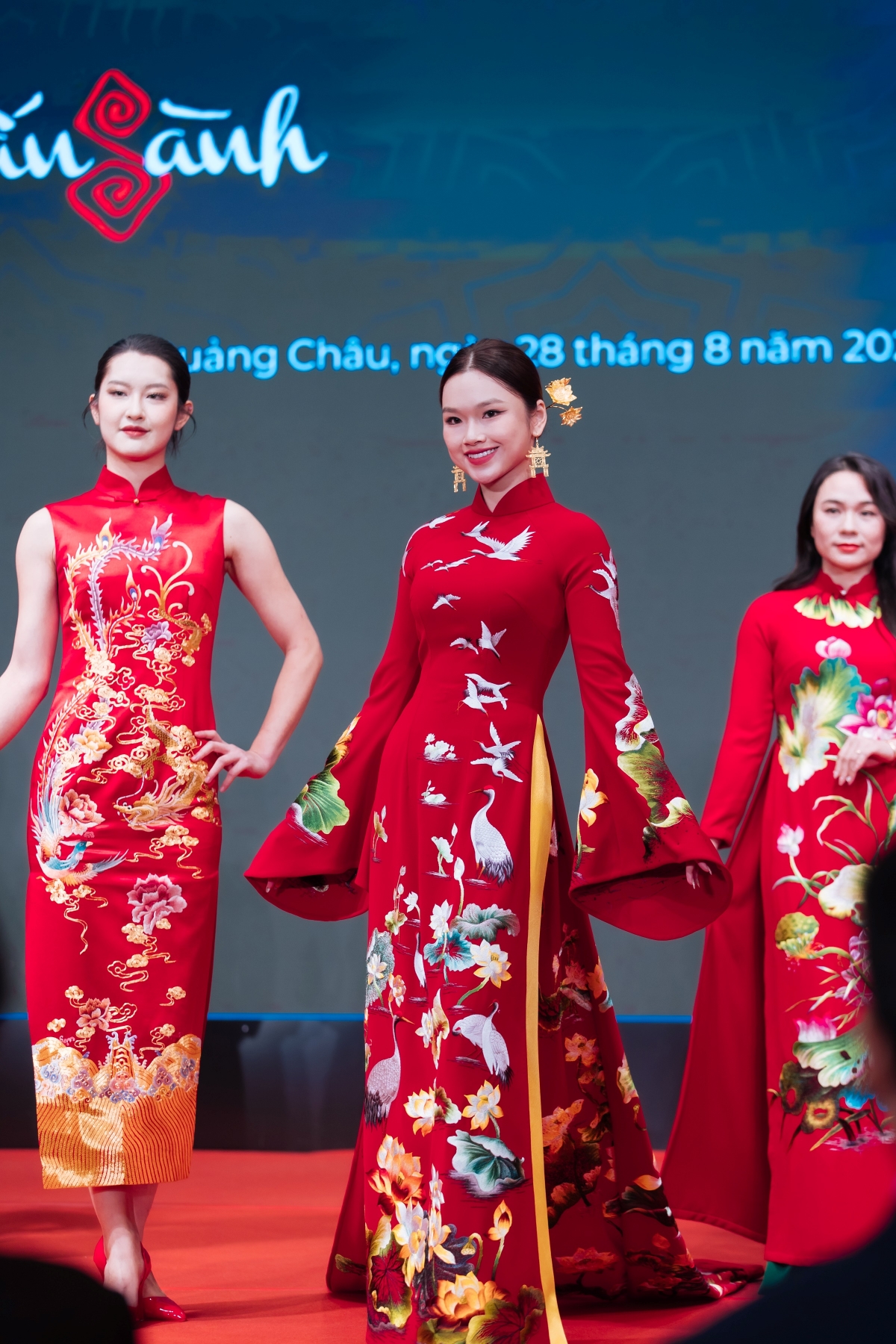 Áo dài Việt Nam khoe sắc cùng sườn xám Trung Quốc