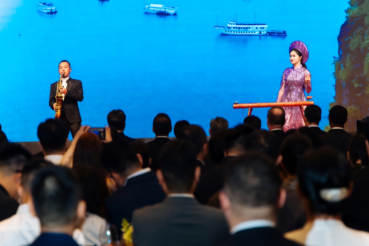 Màn biểu diễn các ca khúc của Việt Nam và Trung Quốc giữa nghệ sĩ saxophone Lê Duy Mạnh và nghệ sĩ đàn bầu người Hoa Tang Jia Jia