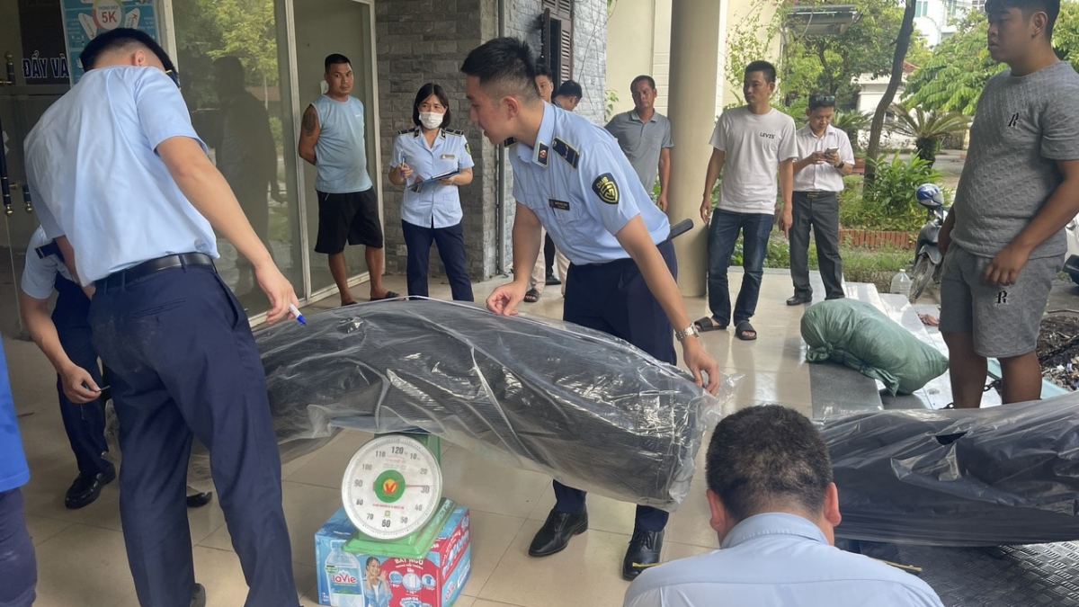 Đoàn kiểm tra tạm giữ hàng hóa vi phạm là vải cuộn và quần áo trẻ em