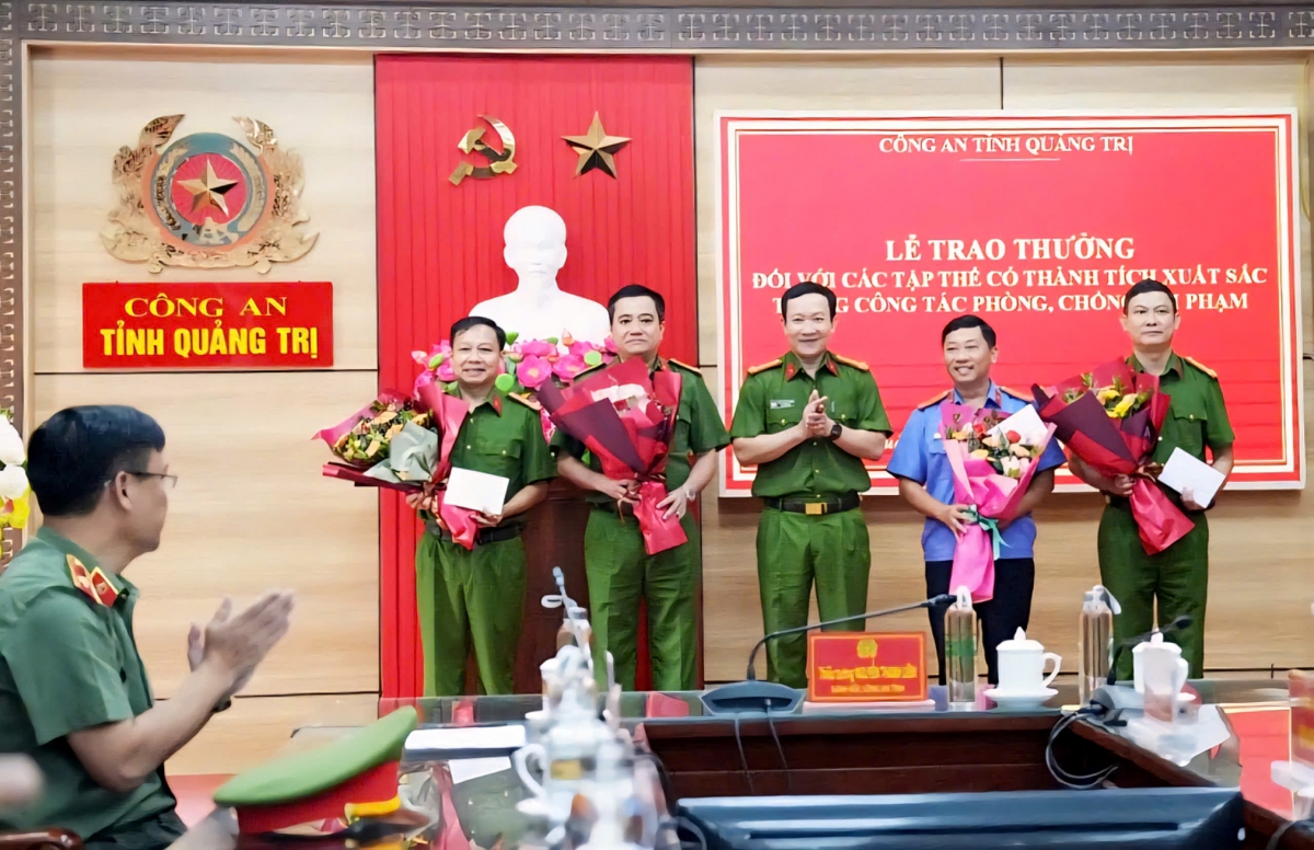 Thừa ủy quyền của Chủ tịch UBND tỉnh Quảng Trị, lãnh đạo Công an tỉnh trao thưởng các tập thể có thành tích nhanh chóng điều tra làm rõ, bắt giữ đối tượng vụ án giết người tại xã Hướng Hiệp.