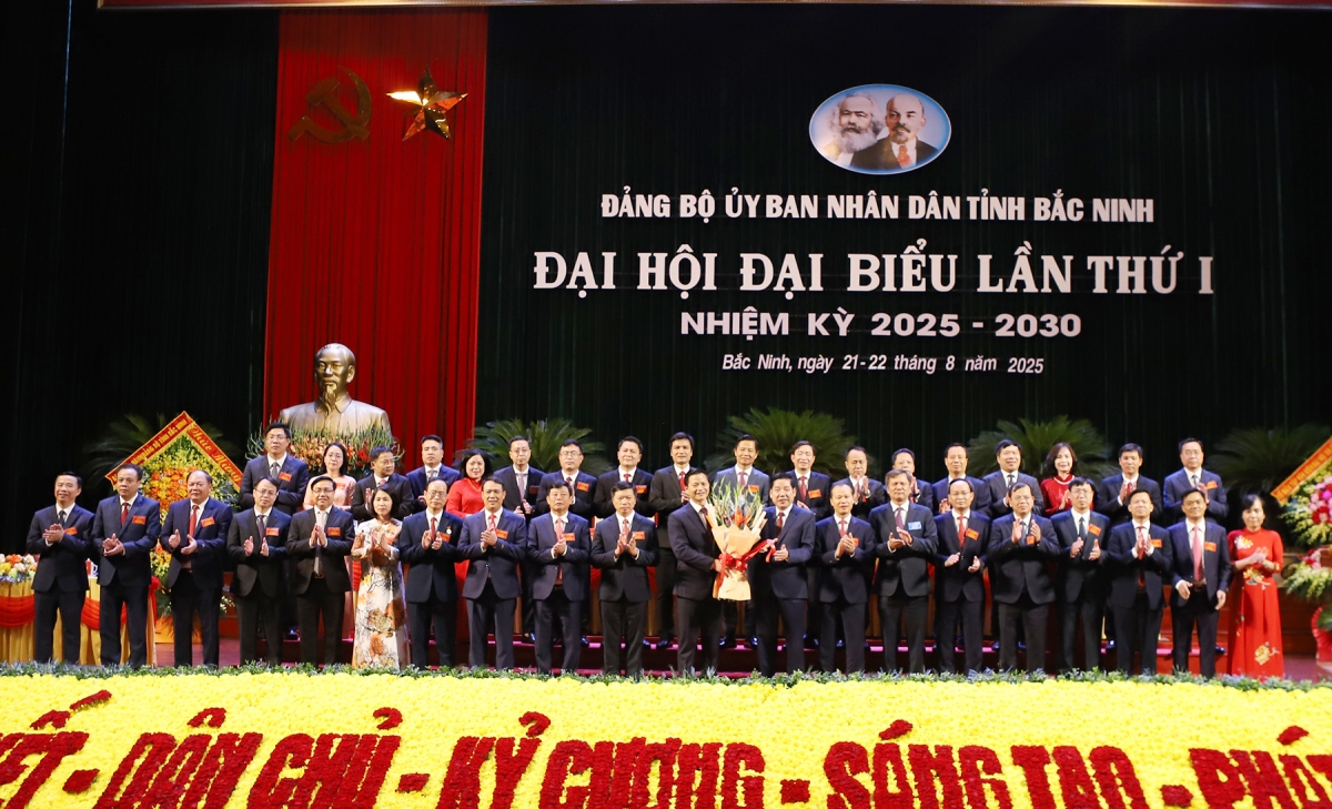 Bí thư Tỉnh ủy Bắc Ninh Nguyễn Văn Gấu tặng hoa Ban Chấp hành Đảng bộ UBND tỉnh nhiệm kỳ 2025-2030