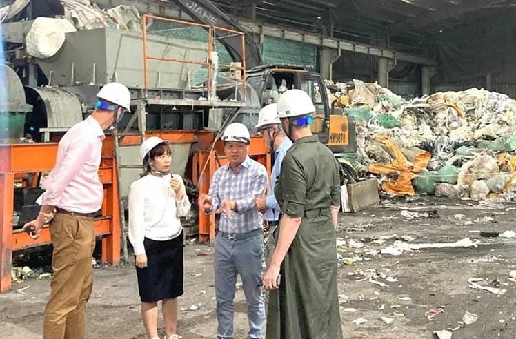 Đại sứ Vương quốc Na Uy Hilde Solbakken đi thăm điểm tập kết rác thải tại nhà máy xi măng Lam Thạch (Ảnh: Ximang.vn)