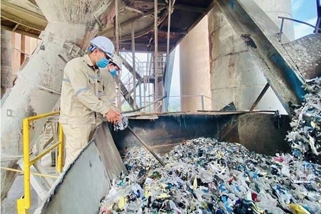 Rác thải được đưa vào nung tại nhà máy Xi măng Lam Thạch (Ảnh: Ximang.vn)