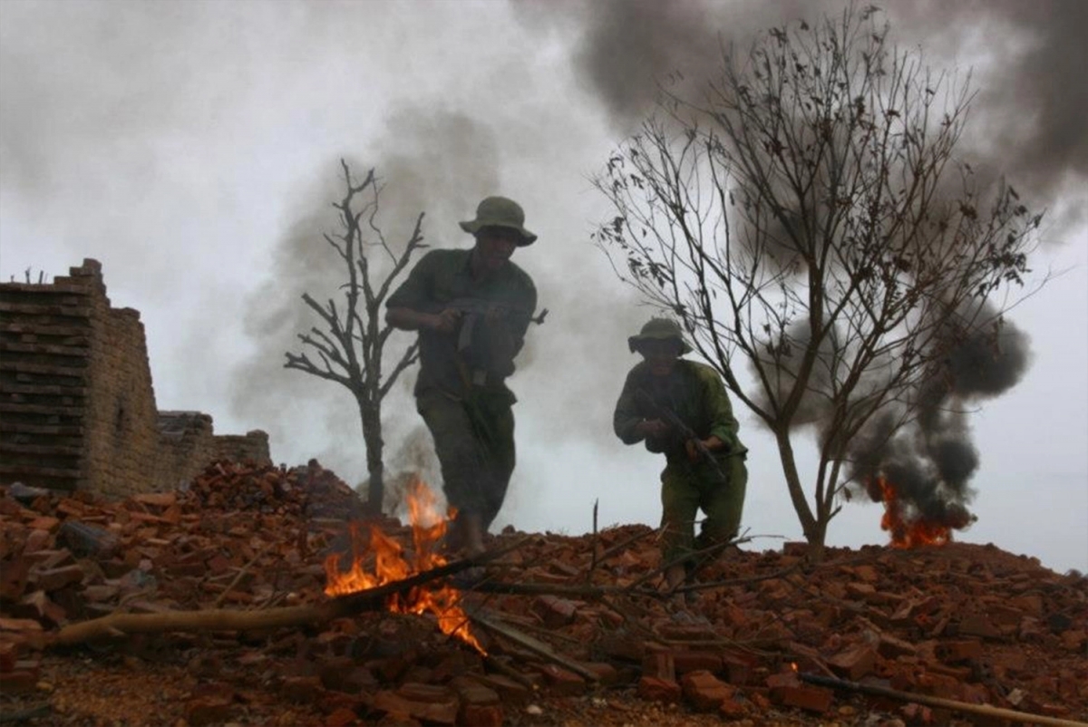 “Mùi cỏ cháy” (2012) của đạo diễn Nguyễn Hữu Mười đã để lại một dấu mốc khó phai như tiếng vọng từ 81 ngày đêm máu lửa ở Thành cổ Quảng Trị. (Hình ảnh trong phim)