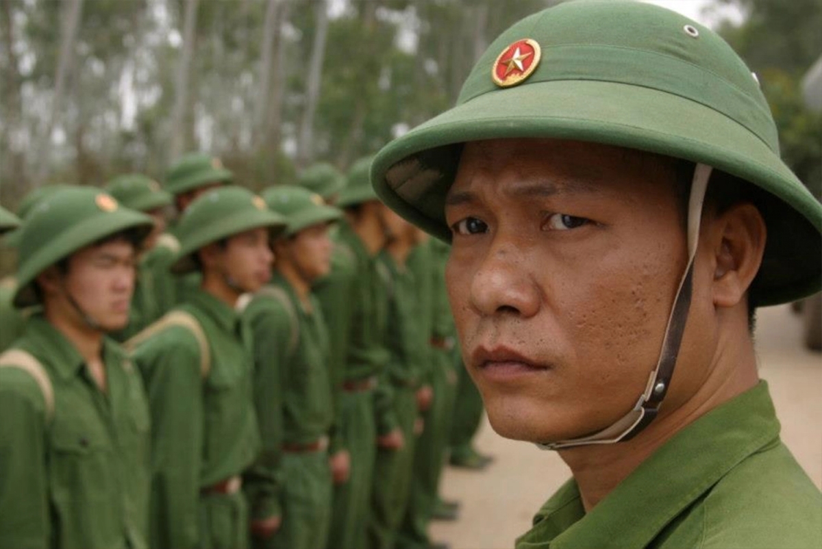 Lê Chí Kiên vào vai Đại đội trưởng vừa thể hiện sự nghiêm khắc, vừa thể hiện tấm lòng nhân hậu. (Hình ảnh trong phim)