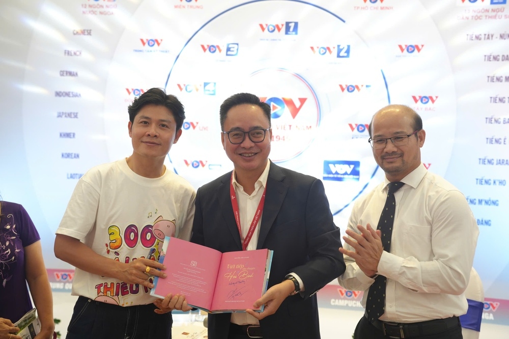 Nhạc sĩ Nguyễn Văn Chung kí tặng sách Phó Tổng Giám đốc VOV Phạm Mạnh Hùng