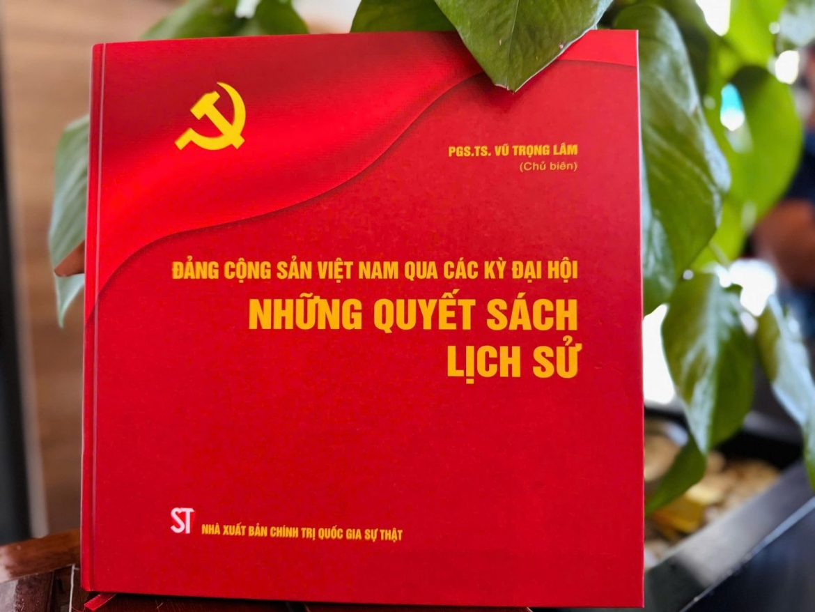 Cuốn sách “Đảng Cộng sản Việt Nam qua các kỳ Đại hội - Những quyết sách lịch sử”.
