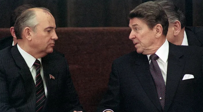 Nhà lãnh đạo Liên Xô Mikhail Gorbachev và Tổng thống Ronald Reagan gặp nhau tại Geneva vào ngày 21 tháng 11 năm 1985. Ảnh: Getty