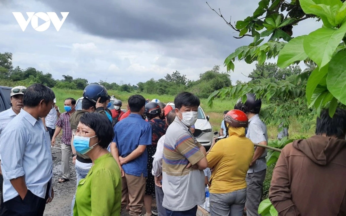 Khách hàng đến khu đất của dự án để tìm gặp chủ đầu tư 