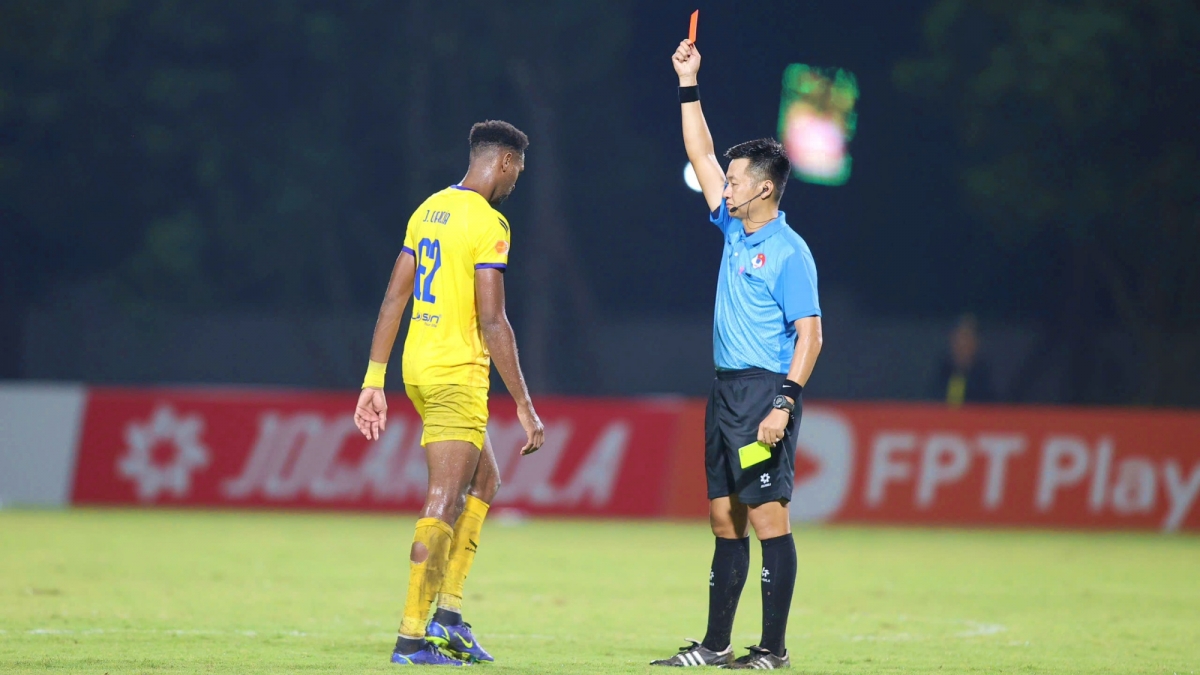 Justin Julian Garcia nhận thẻ đỏ trực tiếp tại vòng 1 V-League 2025/2026. (Ảnh: VPF)