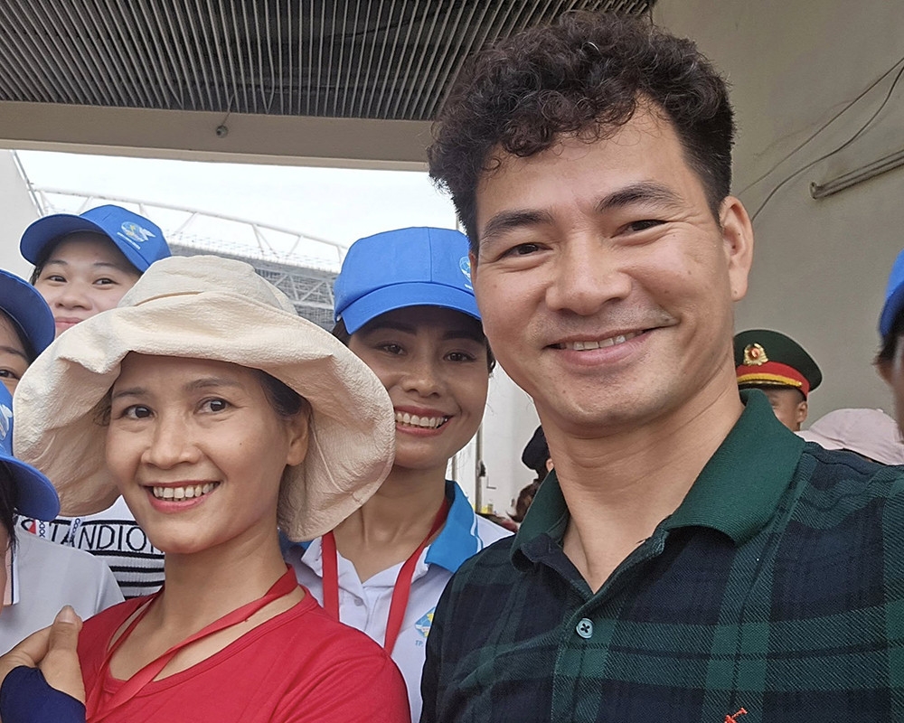 Sao Việt 23/8: NSND Xuân Bắc và diễn viên Minh Nguyệt bất ngờ tái ngộ tại sự kiện hợp luyện diễu binh, diễu hành ngày 21/8. Cặp đôi anh em Núi - Biển trong phim "Sóng ở đáy sông" gặp lại sau 25 năm phim lên sóng.