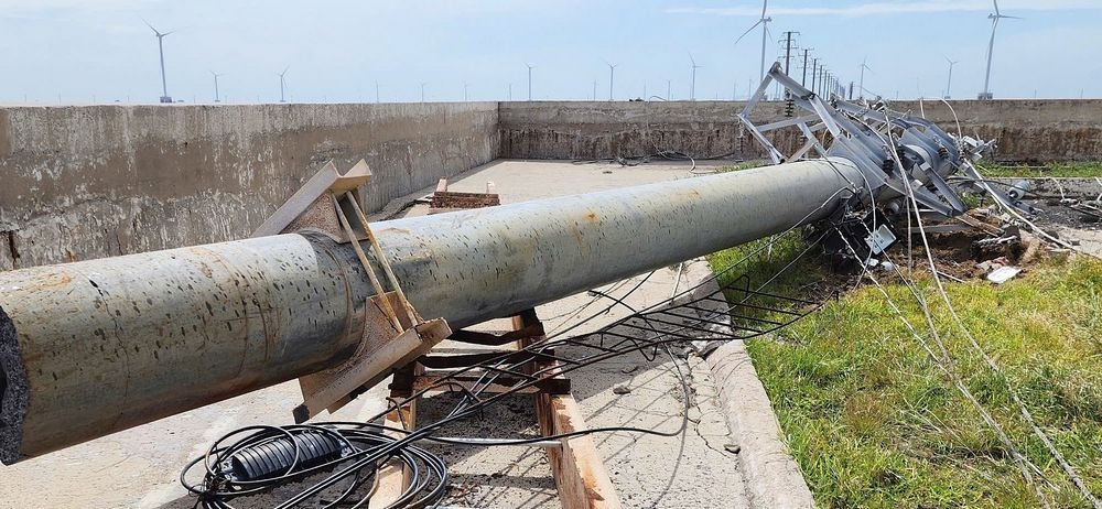 Một trụ điện bị gãy sập xống mặt đất rất may không ảnh hưởng tính mạng con người (ảnh: KT)