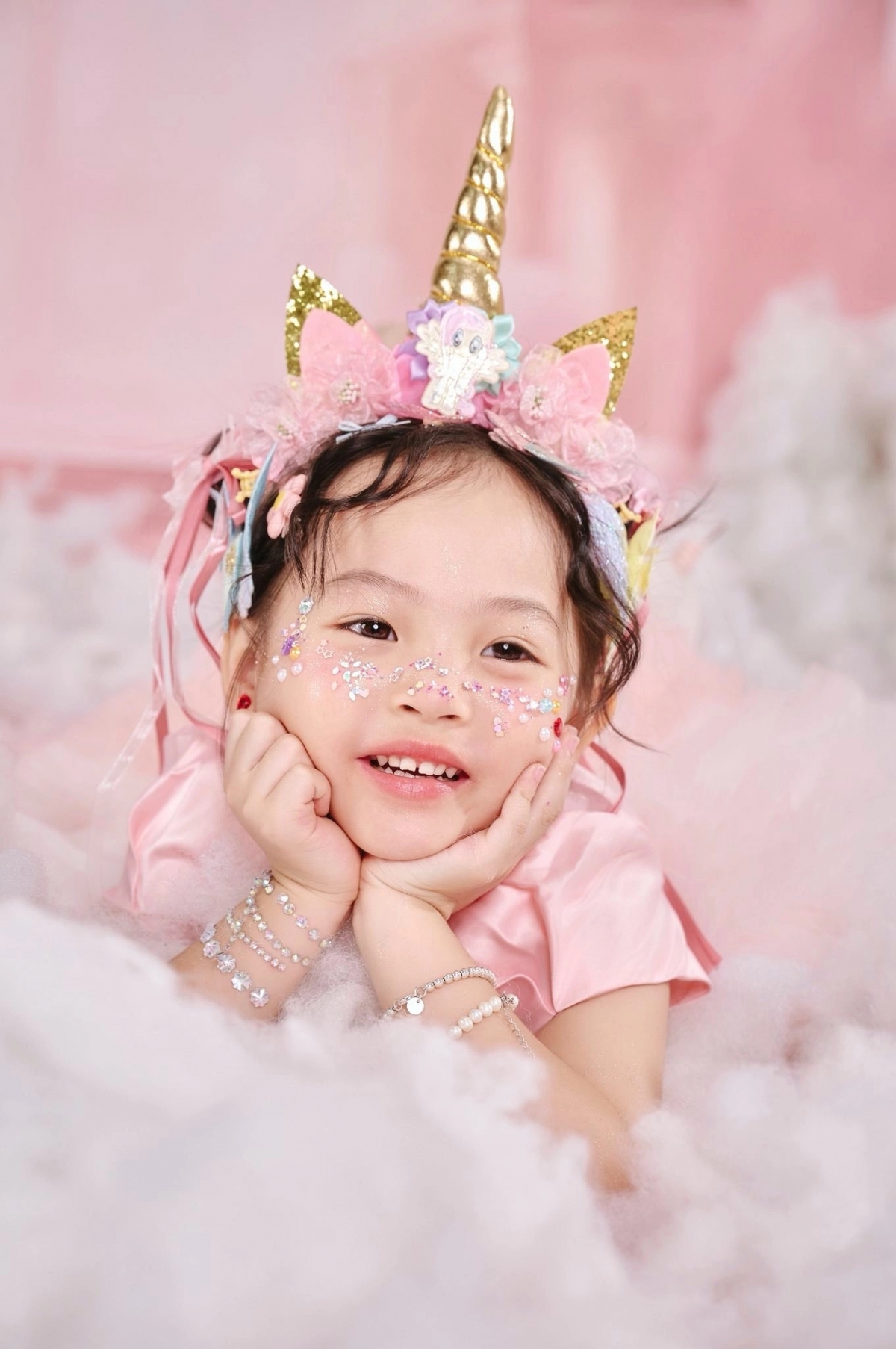 Đàm Thu Trang chia sẻ bộ ảnh sinh nhật của Suchin và viết: "Yêu công chúa nhỏ nhất trên đời". Chỉ sau ít phút, bài đăng thu về hàng nghìn lượt thích cùng hàng trăm bình luận chúc mừng tuổi mới cũng như khen ngợi vẻ đáng yêu của cô nhóc 5 tuổi.