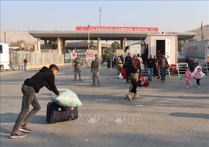 Người tị nạn Syria hồi hương tại cửa khẩu Cilvegozu, Reyhanli, tỉnh Hatay, Thổ Nhĩ Kỳ, ngày 10/12/2024. Ảnh: THX/TTXVN