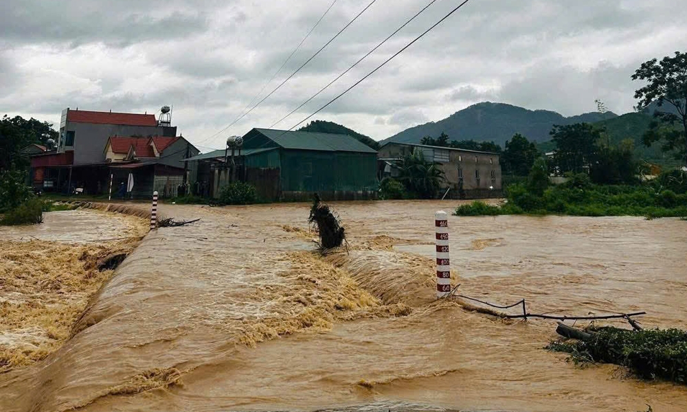 Lũ chảy xiết tại thôn Bến, xã Tân Sơn