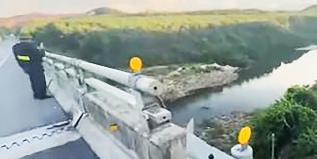 Tài xế cùng nhóm người trên xe ô tô xuống sông câu cá