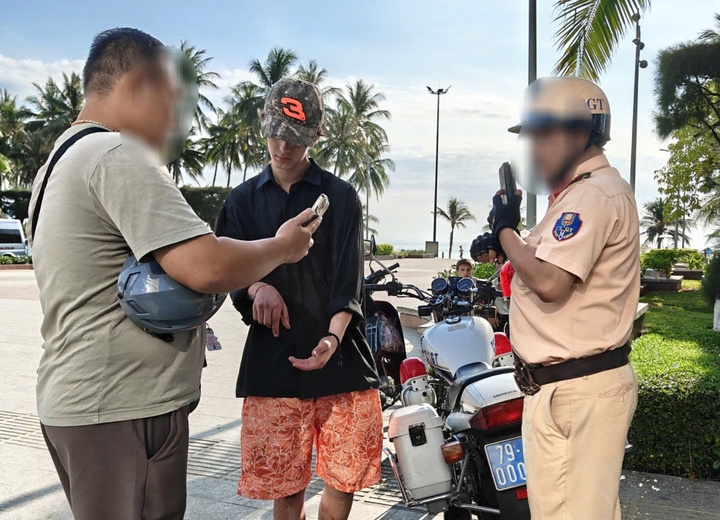 Thời điểm cán bộ CSGT địa bàn Nha Trang đang hòa giải cho các bên liên quan (Ảnh: Công an cung cấp)