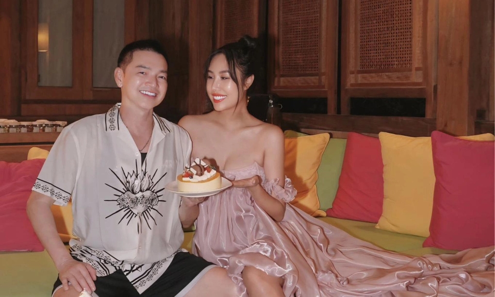 Sao Việt 5/8: Nghệ sĩ Quang Minh tổ chức sinh nhật cho bạn gái kém 35 tuổi Tăng Khánh Chi tại một resort hạng sang ở vịnh Ninh Vân.