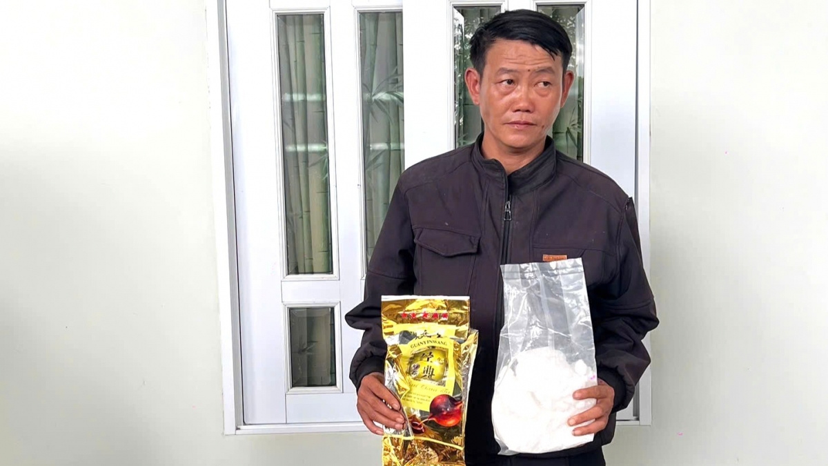 Hà Văn Thơ và tang vật liên quan. Ảnh Bộ đội Biên phòng cung cấp. 