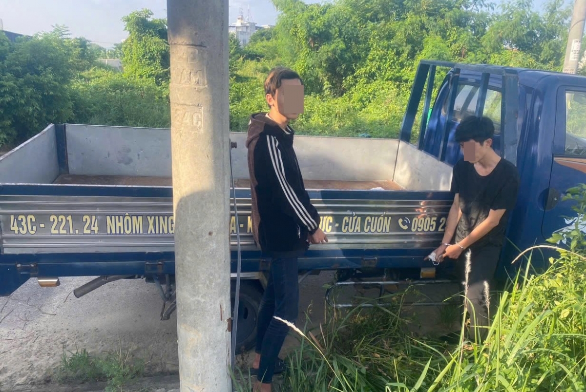 Các đối tượng bị bắt giữ cùng tang vật thu giữ trong vụ trộm