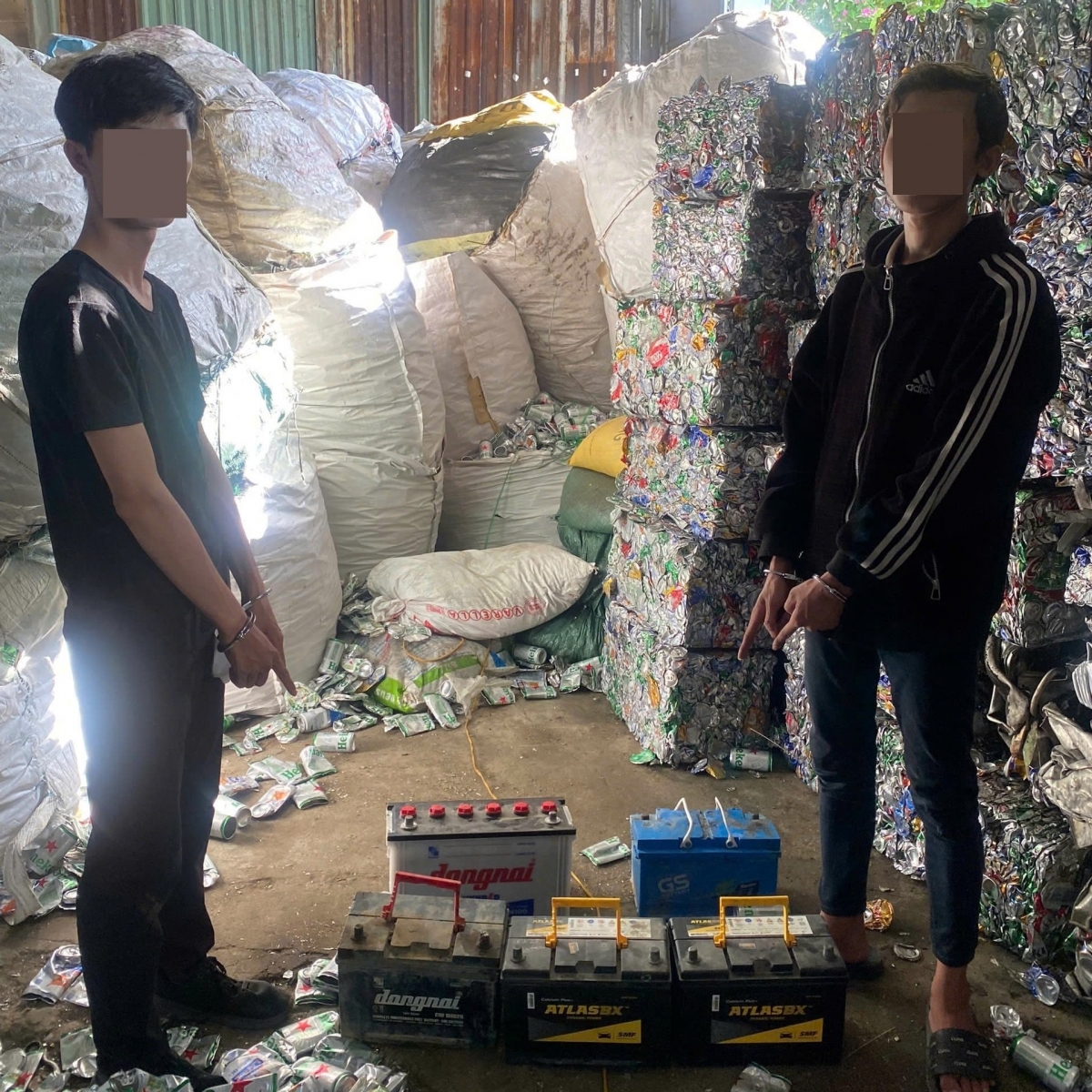 Các đối tượng trộm bình ắc quy đem bán lấy tiền tiêu xài.