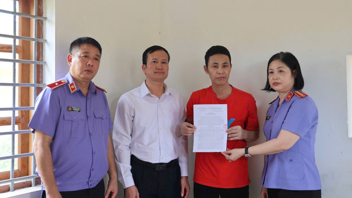 Ông Đỗ Mạnh Tăng, Chánh án TAND tỉnh Hưng Yên cùng ông Nguyễn Văn Viện, Viện trưởng VKSND tỉnh Hưng Yên và bà Trần Thị Thu Trà, Phó Viện trưởng VKSND tỉnh trao các quyết định cho bị cáo Thái Khắc Thành.