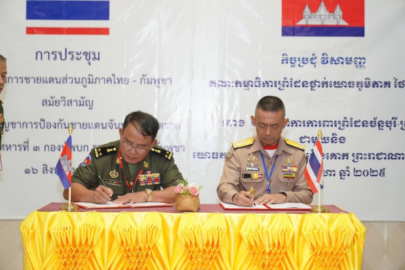 Phó Đô đốc Apichat Sapprasert, Tư lệnh Bộ Chỉ huy biên giới Chanthaburi và Trat của Thái Lan và Tướng Ouy Heang, Tư lệnh quân khu 3 của Campuchia ký kết Bản ghi nhớ hợp tác. Nguồn: Hải quân Hoàng gia Thái Lan