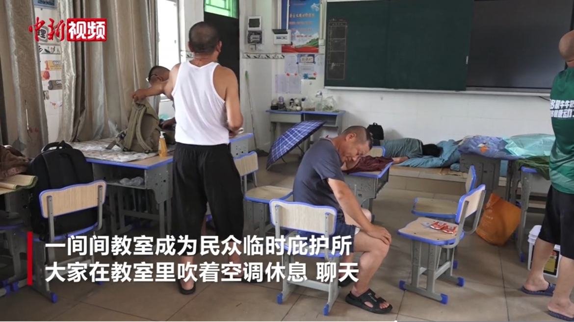 Thành phố Tam Á di dời người dân tại các khu vực nguy hiểm đến nơi an toàn như trường học. Ảnh Chinanews