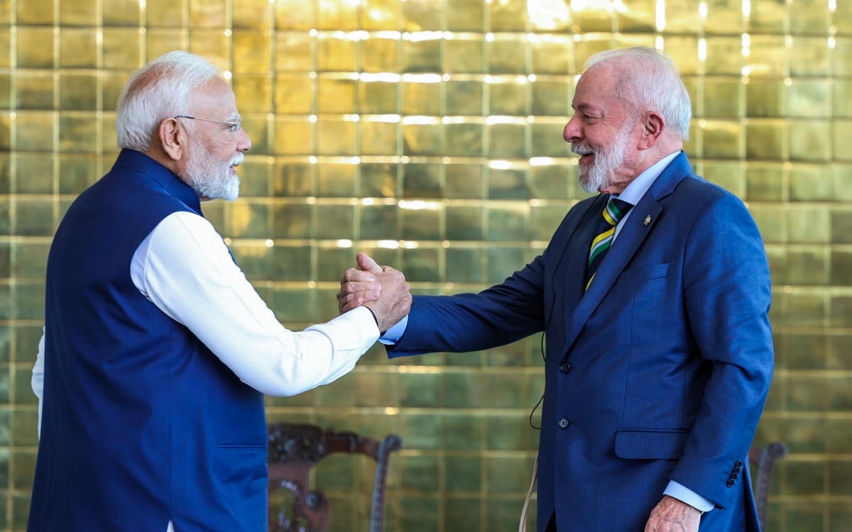 Thủ tướng Ấn Độ (trái) bắt tay Tổng thống Brazil Silva. Ảnh: ANI.