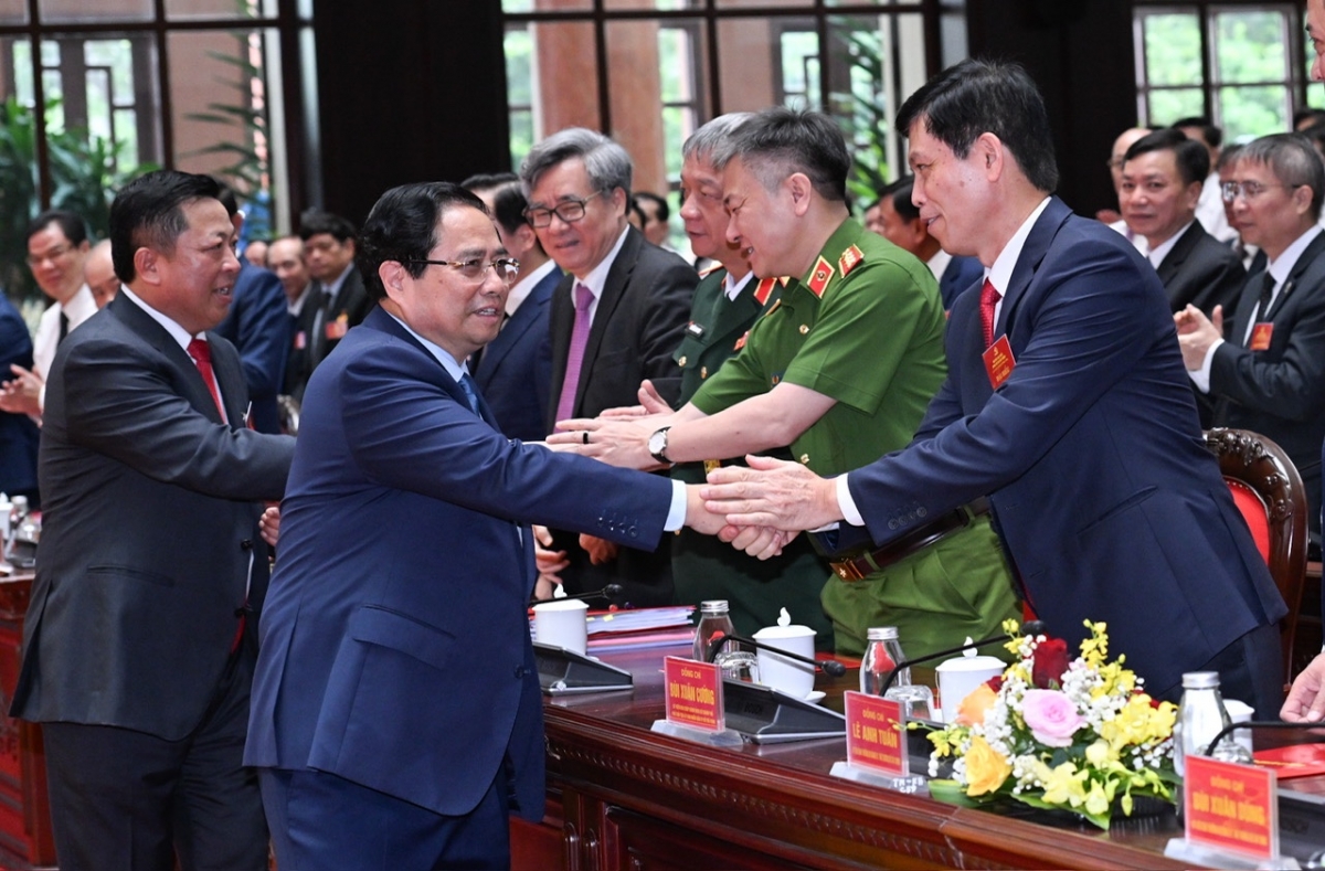 Thủ tướng bắt tay các đại biểu về dự Đại hội Đại biểu Đảng bộ Bộ Xây dựng lần thứ nhất.