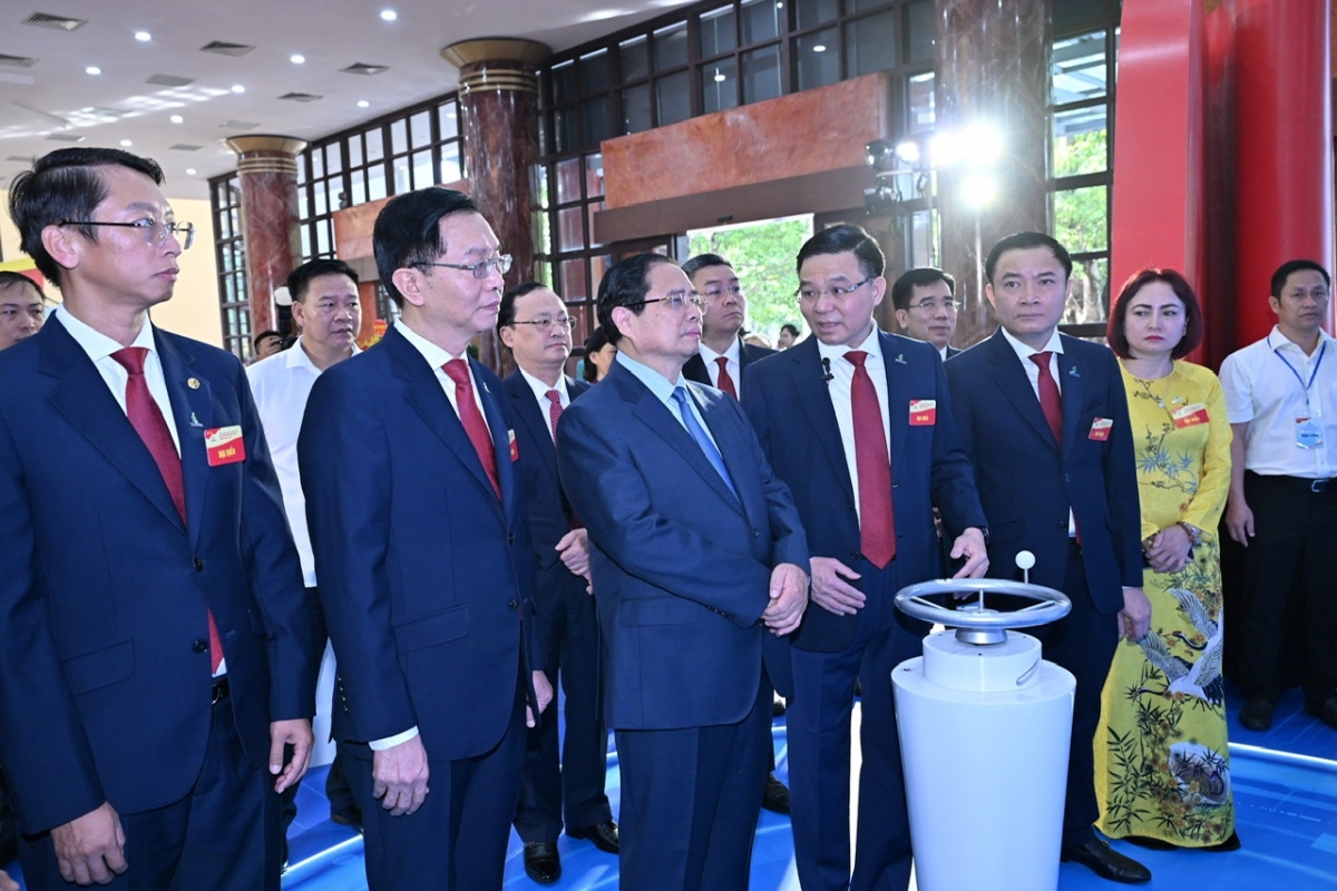 Thủ tướng Chính phủ Phạm Minh Chính trò chuyện với đại biểu dự Đại hội Đại biểu Đảng bộ Petrovietnam lần thứ IV, nhiệm kỳ 2025-2030.