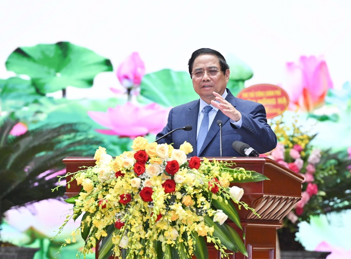 Thủ tướng đặc biệt nhấn mạnh bài học về đoàn kết, phản ứng chính sách linh hoạt với tình hình và tăng cường phân cấp, phân quyền, đi đôi với kiểm tra, giám sát.