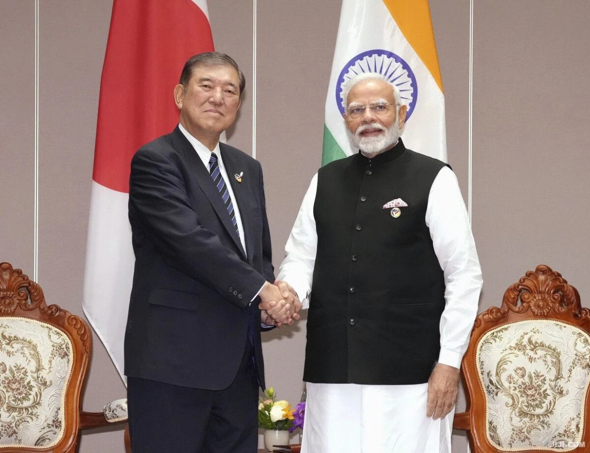 Thủ tướng Nhật Bản Ishiba Shigeru và Thủ tướng Ấn Độ Narendra Modi tiếp xúc nhân Hội nghị cấp cao ASEAN tháng 10-2024 tại Lào (Ảnh: Jiji Press)