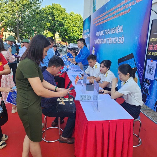 Ngành Thuế tích cực, chủ động hỗ trợ người dân, hộ kinh doanh, doanh nghiệp trong việc chuyển đổi số