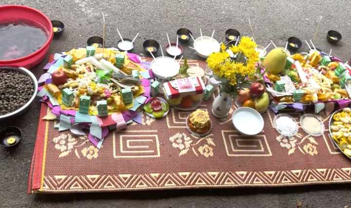 Mâm lễ cúng chúng sinh ngoài trời. (Ảnh: Thuyvu755)