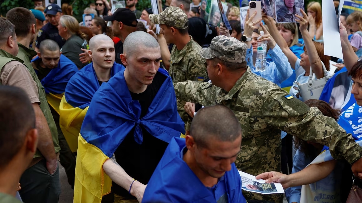 Tù binh Ukraine được Nga trao trả ngày 9/6/2025. Ảnh: Reuters