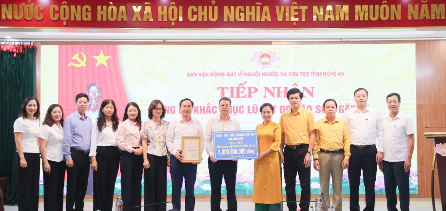 Đoàn công tác tỉnh Hưng Yên trao hỗ trợ tỉnh Nghệ An 5 tỷ đồng khắc phục hậu quả mưa lũ. Ảnh: Mai Hoa