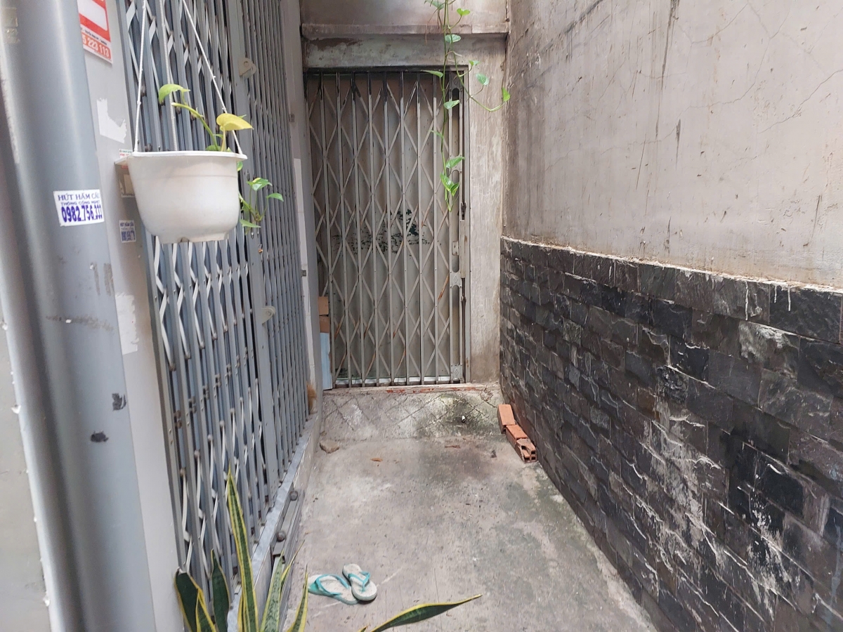 Bên trong con hẻm đối tượng vứt bỏ vali chứa thi thể nạn nhân.