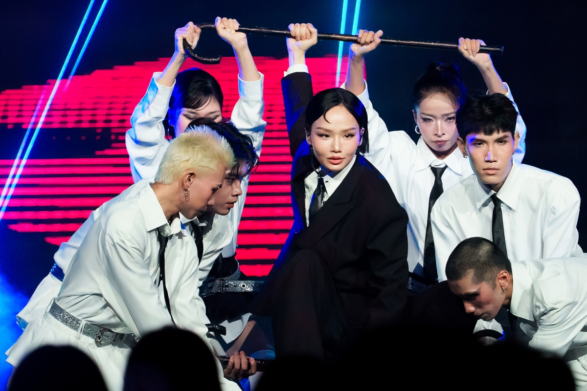 5 Em xinh đội LyHan hóa thân thành “quý ông” lịch lãm