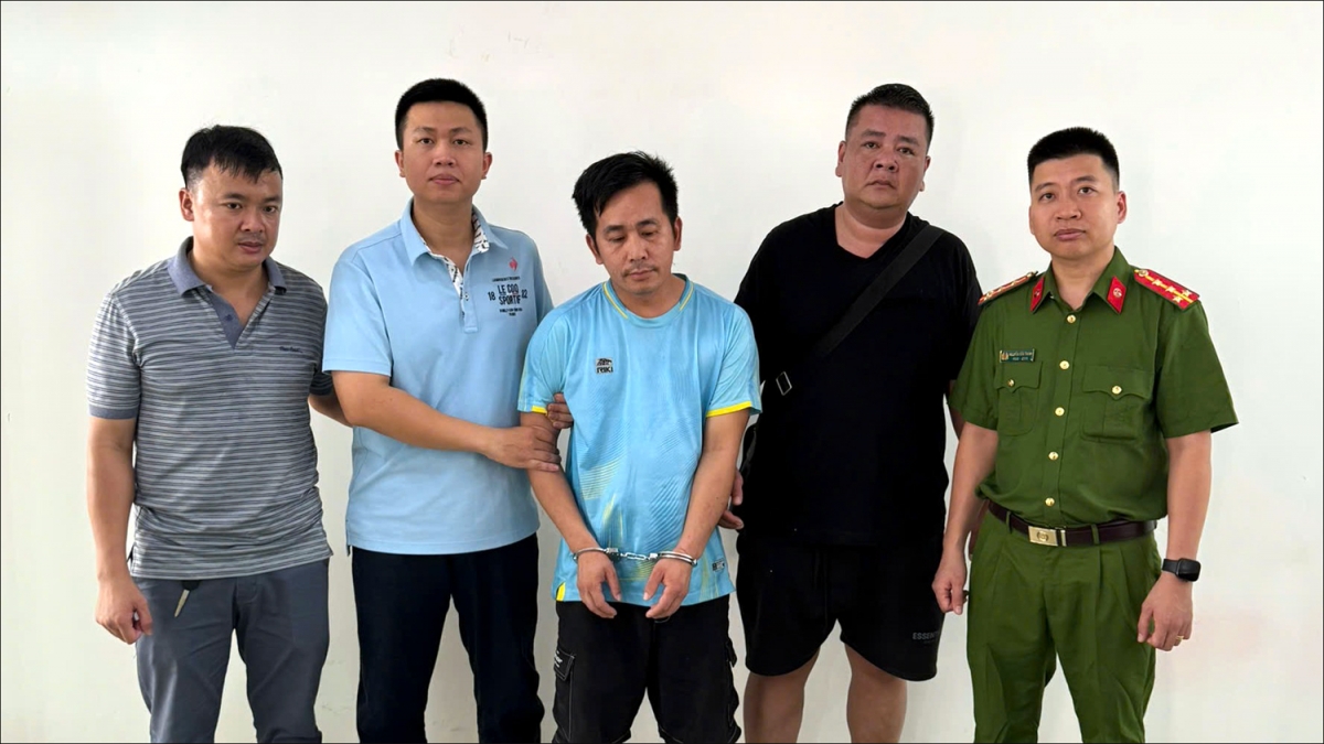 Cơ quan An ninh điều tra bắt giữ đối tượng truy nã Hoàng Văn Tuấn (giữa) -Ảnh: CA Quảng Ninh