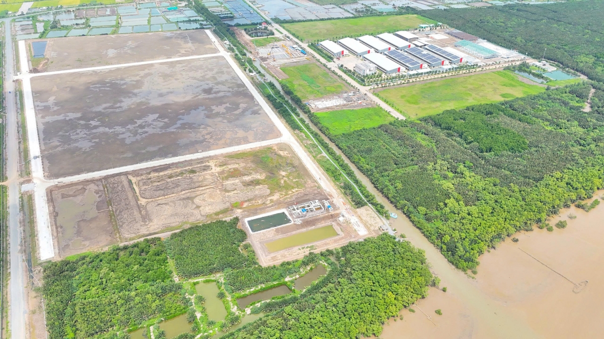 Cụm công nghiệp Gia Thuận 1 và Cụm công nghiệp Gia Thuận 2 nằm liền kề  có vị trí rất thuận lợi để thu hút các dự án phát triển công nghiệp.