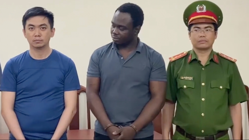 Đối tượng Okoye Chrirtian Ikechukwy vất vưởng bằng nghề phụ hồ tại Việt Nam, vì hoàn cảnh khó khăn đã cùng người vợ Việt tham gia đường dây rửa tiền cho tội phạm quốc tế. Ảnh: Công an TPHCM.